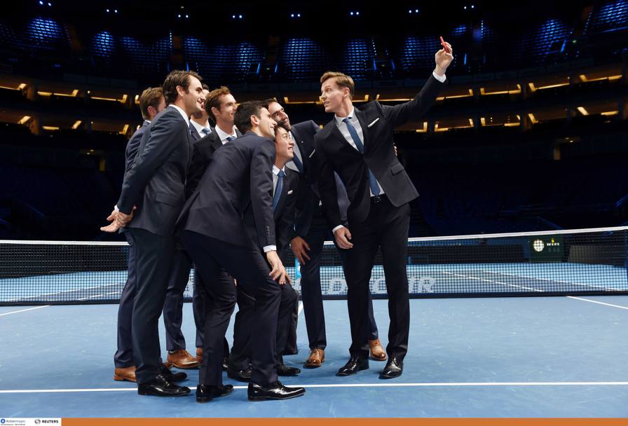  tutto pronto all’O2 Arena di Londra per l’inizio delle Barclays Atp World Tour Finals, in programma da questa domenica. Ecco gli 8 finalisti impegnati in un selfie, scattato dal ceco Tomas Berdych. Con lui a disputarsi le Finals:  Stan Wawrinka (Svi) ,Milos Raonic  (Can), Novak Djokovic (Ser),Kei Nishikori (Giap), Andy Murray (Gb), Roger Federer (Svi) e Marin Cilic (Cro) 